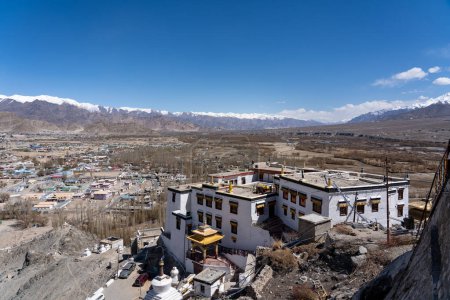 Téléchargez les photos : Leh, Inde - 10 avril 2023 : Vue extérieure du monastère Spituk - en image libre de droit