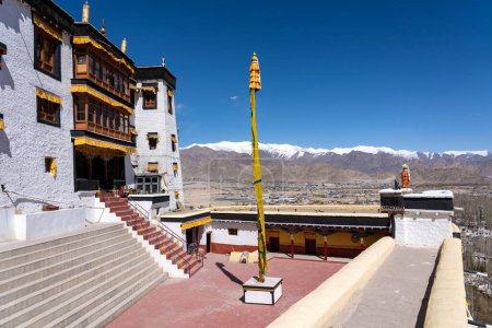 Téléchargez les photos : Leh, Inde - 10 avril 2023 : Vue extérieure du monastère Spituk - en image libre de droit