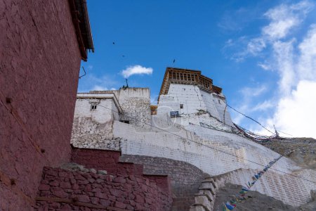 Téléchargez les photos : Leh, Inde - 04 avril 2023 : Namgyal Tsemo Monastery, un monastère bouddhiste situé sur une colline surplombant Leh - en image libre de droit