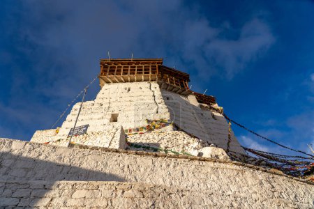 Téléchargez les photos : Leh, Inde - 04 avril 2023 : Namgyal Tsemo Monastery, un monastère bouddhiste situé sur une colline surplombant Leh - en image libre de droit
