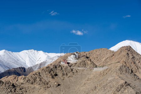 Foto de Leh, India - 04 de abril de 2023: Monasterio Namgyal Tsemo, un monasterio budista ubicado en una colina con vistas a Leh - Imagen libre de derechos