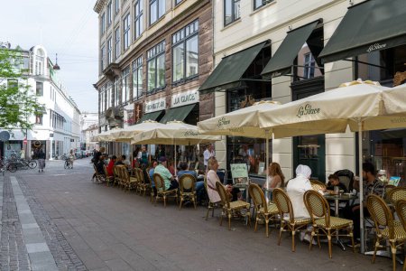 Téléchargez les photos : Copenhague, Danemark - 31 mai 2023 : Personnes assises devant la pâtisserie La Glace dans le centre historique de la ville. - en image libre de droit