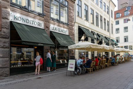 Téléchargez les photos : Copenhague, Danemark - 31 mai 2023 : Personnes assises devant la pâtisserie La Glace dans le centre historique de la ville. - en image libre de droit