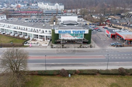 Téléchargez les photos : Klampenborg, Danemark - 15 mars 2022 : Vue aérienne par drone du théâtre Bellevue dans la banlieue nord de Copenhague. - en image libre de droit
