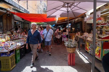 Foto de Palermo, Italia - 20 de julio de 2023: Paradas de mercado y gente en el famoso e histórico Mercado de Ballaro - Imagen libre de derechos