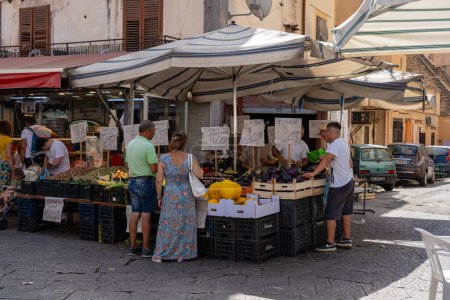 Foto de Palermo, Italia - 20 de julio de 2023: Paradas de mercado y gente en el famoso e histórico Mercado de Ballaro - Imagen libre de derechos