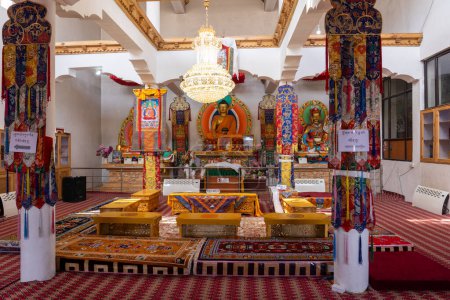 Téléchargez les photos : Leh, Inde - 10 avril 2023 : Intérieur d'un temple au monastère Spituk - en image libre de droit