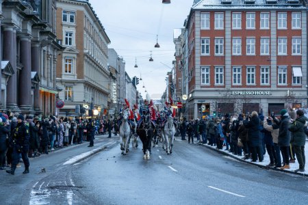Téléchargez les photos : Copenhague, Danemark - 04 janvier 2024 : La reine Margrethe dans son autocar doré de 24 carats est escortée par le régiment de hussards de la Garde sur le chemin du palais Christiansborg au palais Amalienborg - en image libre de droit
