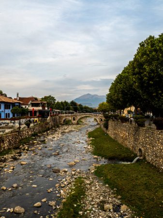 Téléchargez les photos : Prizren, Kosovo - 8 septembre 2021 Pont en pierre à Prizren au Kosovo - en image libre de droit