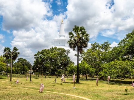 Téléchargez les photos : Stupa Ruwanwelisaya en Anuradhapura, Sri Lanka - en image libre de droit