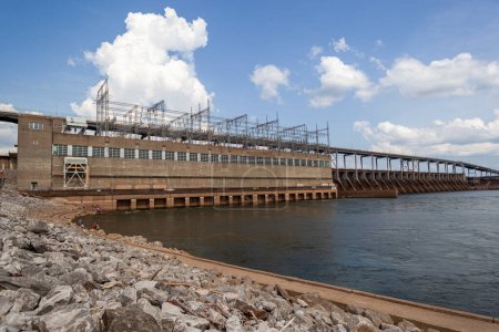 Téléchargez les photos : Barrage de Pickwick Landing barrage et écluse hydroélectrique sur la rivière Tennessee - en image libre de droit