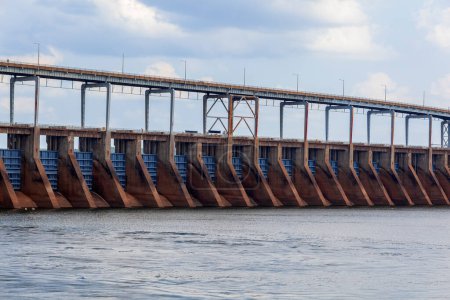 Téléchargez les photos : Pickwick Landing Dam est une écluse et un barrage hydroélectrique sur la rivière Tennessee - en image libre de droit