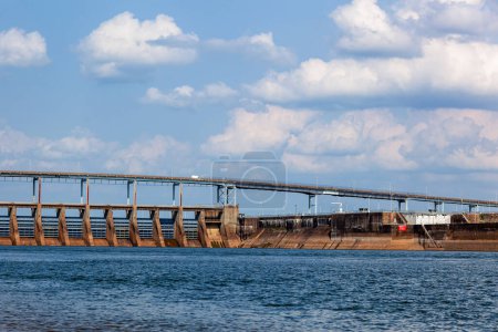 Téléchargez les photos : Barrage de Pickwick Landing barrage et écluse hydroélectrique sur la rivière Tennessee - en image libre de droit