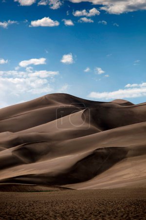 Téléchargez les photos : Dunes de sable avec ciel bleu - en image libre de droit
