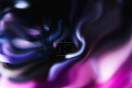 Foto de Brillo de neón desenfocado. Una bengala. Diseño futurista. Blur fluorescente azul púrpura rosa blanco manchas de color en el fondo de arte espacio libre abstracto oscuro. - Imagen libre de derechos
