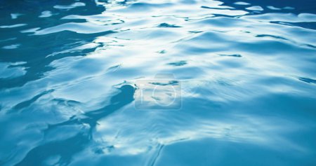 Aqua Textur. Wasserhintergrund. Schönheit der Natur. Umweltschutz. Blaue Farbe sauberen Ozean Wellen marine Tapete mit freiem Raum.