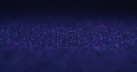 Foto de Luz de neón bokeh. Fondo de colocación. Bengala futurista. destellos degradado de color azul púrpura fluorescente desenfocado brillan en la textura abstracta oscura copia espacio fondo de pantalla. - Imagen libre de derechos