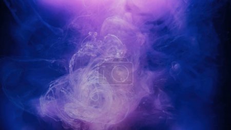 Téléchargez les photos : Ink splash. Paint water. Color mist. White purple glowing fluid shot mix smoke cloudspreading motion fantasy abstract background. - en image libre de droit