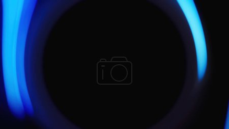 Téléchargez les photos : Neon light frame. Glowing background. Fluorescent flare. Blur blue color LED light round circle on dark black abstract futuristic copy space. - en image libre de droit