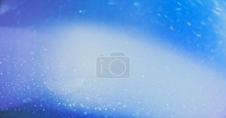 Téléchargez les photos : Defocused glow overlay. Bokeh light. Shimmering gleam. Blur white blue color lens flare shiny glitter texture abstract empty space background. - en image libre de droit