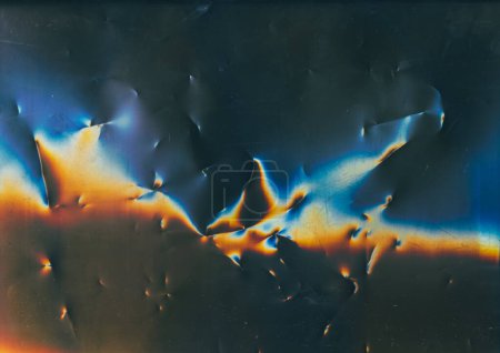 Verwitterte Textur. Verzweifelter Film. Gebrauchte Oberfläche. Blau orange Farbe Flare Staub kratzt Rauschen auf dunkel beschädigt uneben abstrakte Illustration Hintergrund.