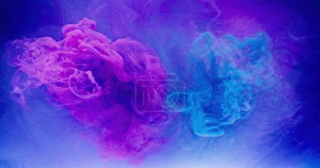 Foto de Salpicadura de color. Pinta agua. Caída de tinta. Brillante nube de vapor azul rosado flotando en la niebla textura abstracta arte fondo con espacio libre. - Imagen libre de derechos