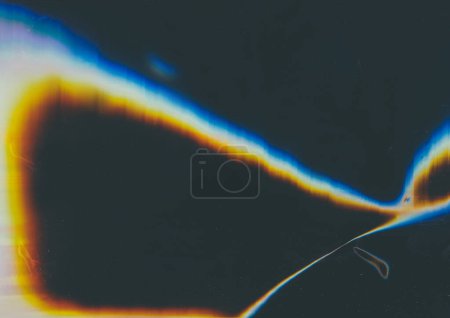 Foto de Ruido de bengala. Película vieja. Superposición gastada. Color azul naranja arco iris brillo defecto polvo arañazos en negro oscuro abstracto ilustración fondo. - Imagen libre de derechos