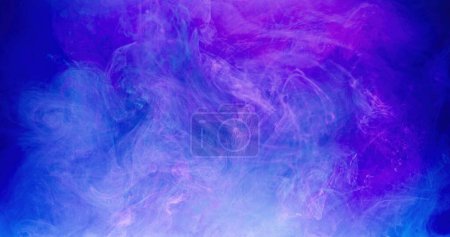 Foto de Humo de color. Textura niebla. Flujo de agua de tinta. Neblina del cielo. Neón azul púrpura vapor nube mezcla onda abstracto arte fondo con espacio libre. - Imagen libre de derechos