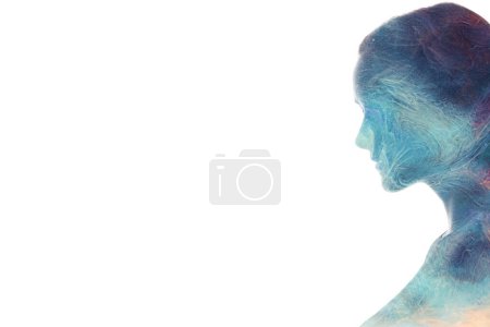 Foto de Aura espiritual. Energía de la iluminación. Doble exposición azul púrpura color brillante niebla pacífica mujer cara perfil silueta en blanco vacío espacio fondo. - Imagen libre de derechos
