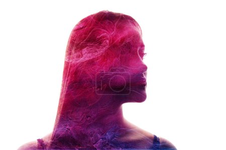Retrato esotérico. Aura espiritual. Sanación del alma. Doble exposición rosa púrpura azul brillo niebla pacífica mujer cara silueta en el espacio libre blanco.