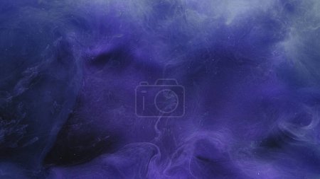 Foto de Textura niebla. Fondo de humo. Agua de tinta. Cielo mágico nocturno. Color azul púrpura brillo partículas vapor neblina nube abstracto arte libre espacio. - Imagen libre de derechos