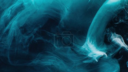 Foto de Niebla de color. Nube de humo. Pinta la ola de agua. Brillante brillante brillante azul partículas de purpurina niebla flotando sobre negro oscuro arte abstracto de fondo con espacio libre. - Imagen libre de derechos