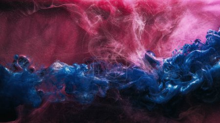 Foto de Fluido de purpurina. Una inyección de agua de tinta. Mezcla de pintura. Color azul rosado brillante brillante brillante humo nube abstracto arte fondo con espacio libre. - Imagen libre de derechos