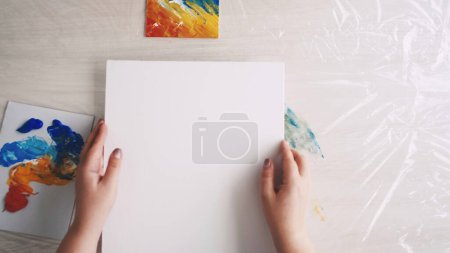 Téléchargez les photos : Peins. Artiste féminine. Une inspiration créative. Femme méconnaissable mettant une toile blanche propre sur la table pour créer une nouvelle œuvre d'art. - en image libre de droit