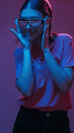 Foto de Retrato cyberpunk. Gente de color. Satisfecho elegante chica en partido gafas en rave sonriendo divertirse aislado en neón púrpura fondo. - Imagen libre de derechos