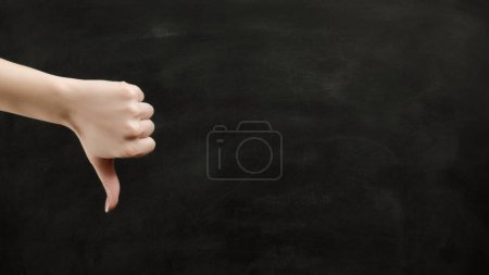 Foto de No me gusta el gesto. Mujer mano mostrando el pulgar hacia abajo en el espacio de copia conjunto de 2 plantillas. - Imagen libre de derechos