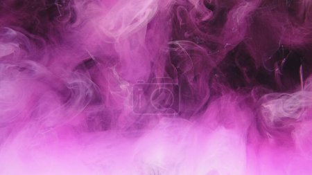 Foto de Pintura de agua salpicada. Nube de humo de color. Niebla Aura. Rosa púrpura humo explosión onda textura en negro oscuro abstracto arte fondo. - Imagen libre de derechos