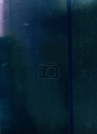 Foto de El polvo rasca la textura. Superposición de película vieja. Filtro grunge. Púrpura rosa azul verde color resplandor manchas huellas dactilares en pantalla desgastada oscura ilustración fondo abstracto. - Imagen libre de derechos
