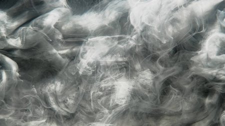 Téléchargez les photos : Brume scintillante. Texture fumée. Magie. Argent blanc gris brillant brouillard lumineux nuage flux poussière particules flottant abstrait art fond. - en image libre de droit