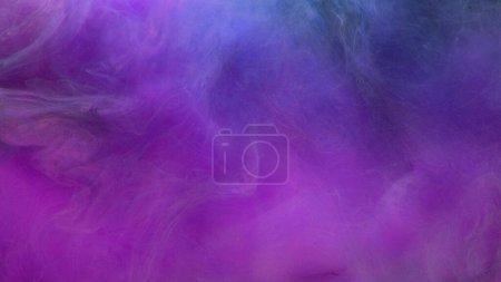 Foto de Textura niebla. Humo de color. Aura espiritual. Purple rosa azul neblina flujo brillo polvo partículas flotante abstracto arte fondo. - Imagen libre de derechos