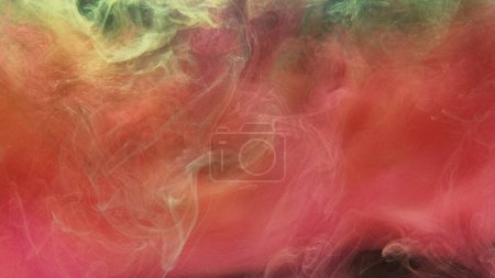 Téléchargez les photos : Texture brouillard couleur. Flux de fumée. Onde de vapeur. Rose jaune paillettes peinture eau éclaboussure mélange brouillard nuage flottant abstrait art fond. - en image libre de droit