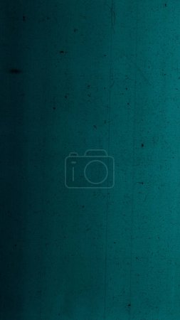 Foto de Superposición de arañazos de polvo. Textura de película angustiada. Capa erosionada. Negro partículas de grano ruido en verde verde azulado oscuro color envejecido superficie ilustración fondo abstracto. - Imagen libre de derechos