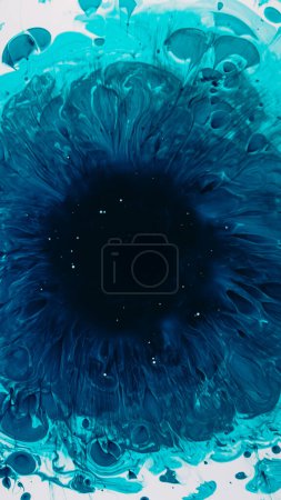 Foto de Pintura de agua salpicada. Un agujero espacial. Diseño de tinta. Salpicadura de líquido azul con marco de círculo brillante oscuro en medio fantasía ojo aqua ilustración abstracta. - Imagen libre de derechos