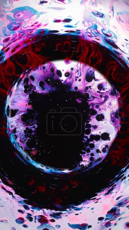 Foto de Salpicaduras de acuarela. Portal de colores. Salpicadura de líquido rojo púrpura en marco de círculo oscuro fondo abstracto manchas patrón ilustración. - Imagen libre de derechos