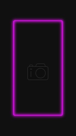 Téléchargez les photos : Cadre au néon. Fond géométrique. Flou violet rose couleur fluorescente UV fusée éclairante rectangle sur sombre noir abstrait espace vide. - en image libre de droit