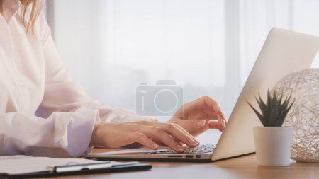 Foto de Correspondencia comercial. Teclado escribiendo. Mujer secretaria empleada en la oficina camisa manos tocando en el ordenador portátil completar la tarea de mensajes de texto de correo electrónico de trabajo en el lugar de trabajo. - Imagen libre de derechos