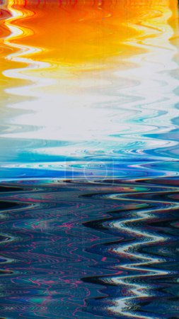 Foto de Vibración de falla. Efecto amanecer. Ruido de distorsión. Azul amarillo blanco zigzag líneas patrón agua y sol paisaje interferencia difamación textura. - Imagen libre de derechos