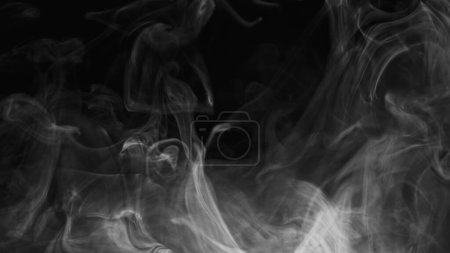 Foto de Textura de humo. Remolino de vapor. Vapor transparente. Nube de smog gris desenfocada flotando sobre fondo abstracto de espacio libre negro oscuro. - Imagen libre de derechos