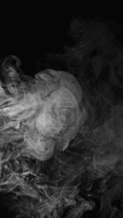 Fondo de humo. Nube de vapor. Escape de humo. Puff de humo blanco desenfocado que se extiende en la noche oscura negro abstracto espacio libre textura.