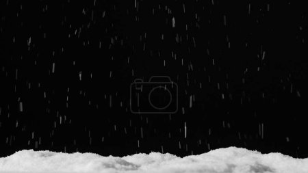 Foto de Nieve volando. Cristales de hielo. Ilustración abstracta de misterioso cielo brillante cayendo copos de nieve en la pila blanca en el fondo del espacio de copia oscura. - Imagen libre de derechos